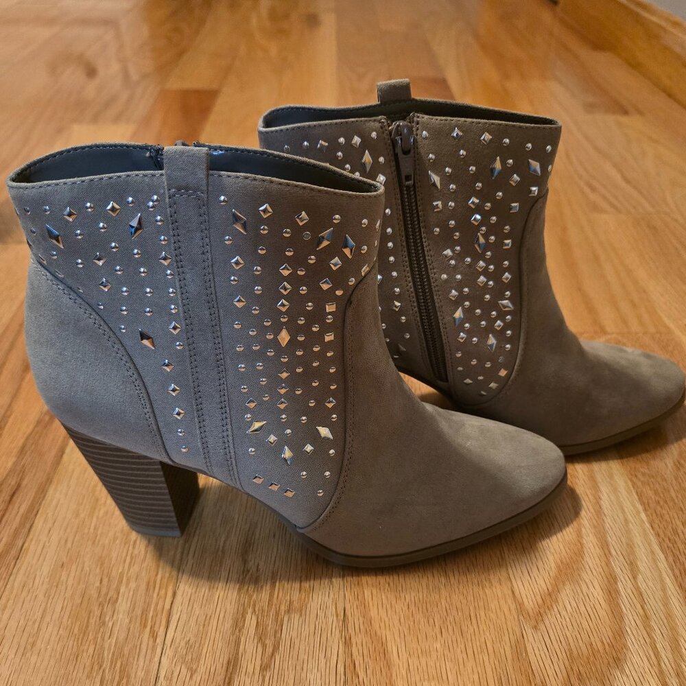 JENNIFER LOPEZ short booties with heel